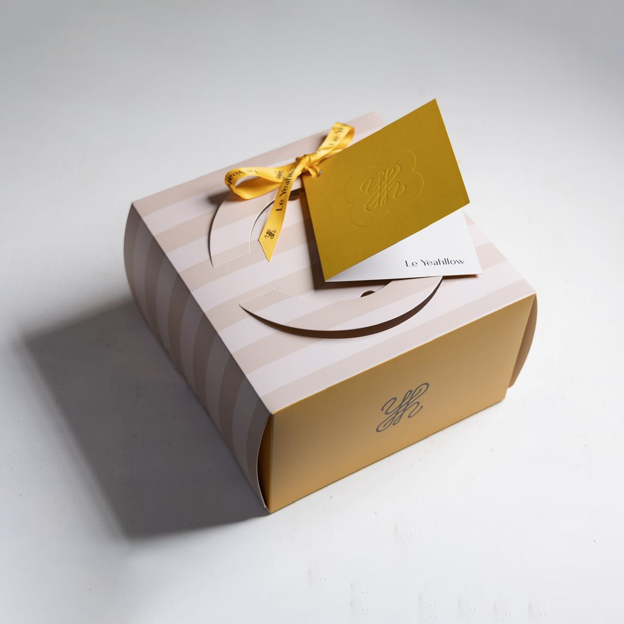 Greeting Card with Custom Message - Le Yeahllow Pâtisserie